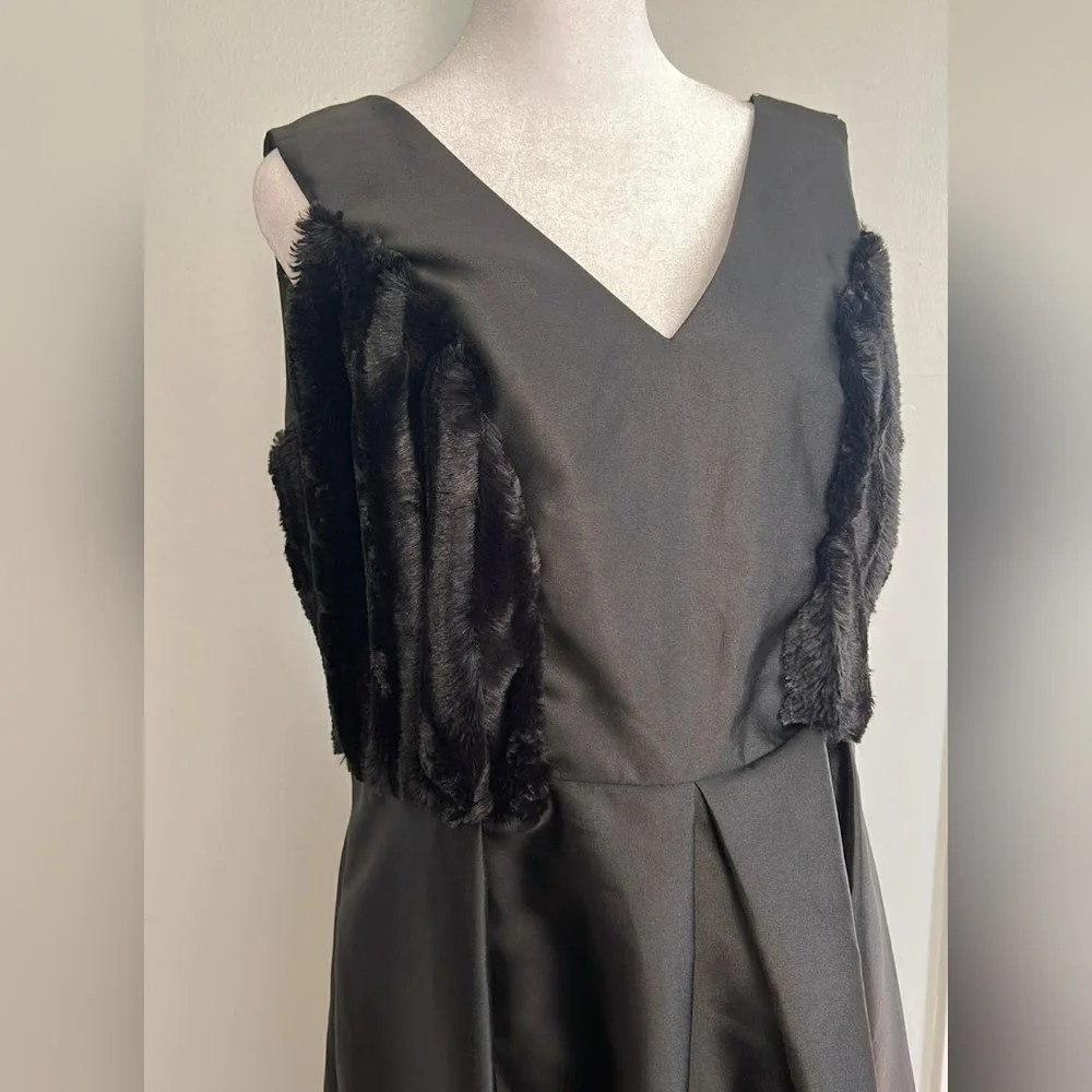 ALFRED SUNG Elegant Black Maxi Dress with Fur Details - Picture 7 of 9